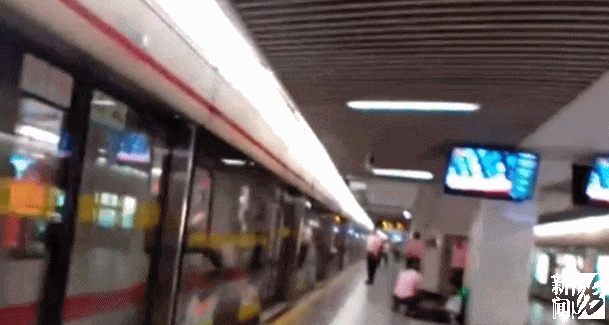 事发上海地铁早高峰!一群人冲上来!有人突然瘫坐,这件事一定要重视 事发上海地铁早高峰!一群人冲上来!有人突然瘫坐,这件事一定要重视