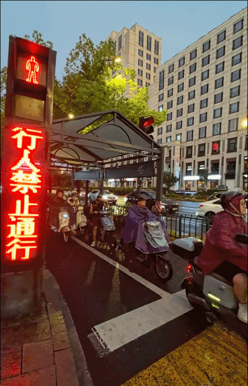 太让人“上头”了!杭州路口一个动作刷屏! 太让人“上头”了!杭州路口一个动作刷屏!