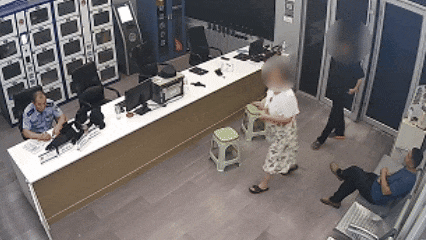 聊城一女子举着手机冲进派出所…