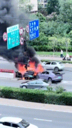 南京两车相撞起火，他冲了上去……