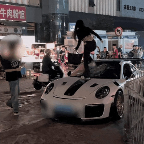 为了“抓小三”,女子踩碎保时捷玻璃?贵阳警方辟谣:假的!系摆拍! 为了“抓小三”,女子踩碎保时捷玻璃?贵阳警方辟谣:假的!系摆拍!