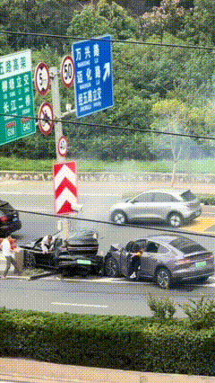 南京两车相撞起火，他冲了上去……