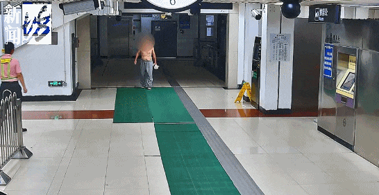 事发上海地铁！一男子赤裸上身，手里东西引起警方注意→