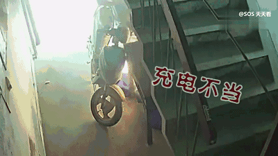 住宅楼内，多辆电动自行车凌晨起火！