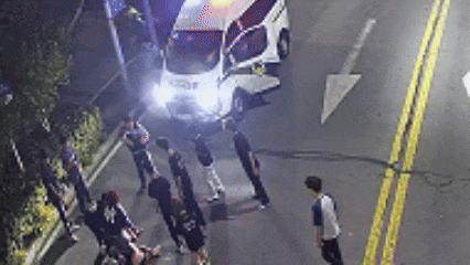 警察叔叔，我们逮住了一个小偷！