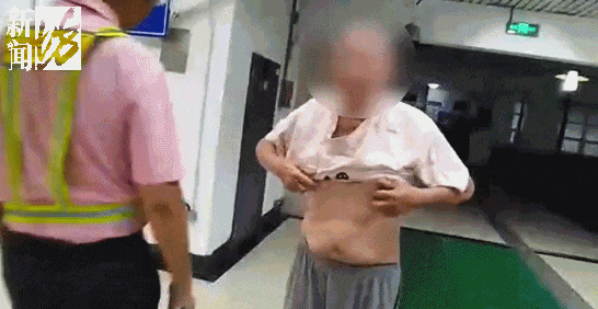 事发上海地铁！一男子赤裸上身，手里东西引起警方注意→