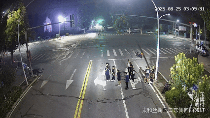 警察叔叔，我们逮住了一个小偷！