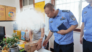 青岛一男子邮寄茶叶被民警紧急拦截，拆开一看……警方提醒