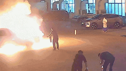 深夜!正在充电的TA突然“暴怒”,隔壁“邻居”惨遭牵连 深夜!正在充电的TA突然“暴怒”,隔壁“邻居”惨遭牵连