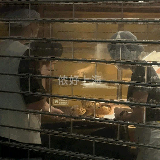 看着心疼！上海网红面包店闭店后大量丢弃高价面包？网友吵翻了