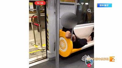 这一幕有“味道”!脱鞋光脚半躺地铁座椅上,遇到这种情况记得致电 这一幕有“味道”!脱鞋光脚半躺地铁座椅上,遇到这种情况记得致电