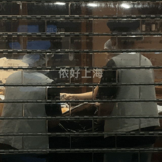 看着心疼！上海网红面包店闭店后大量丢弃高价面包？网友吵翻了