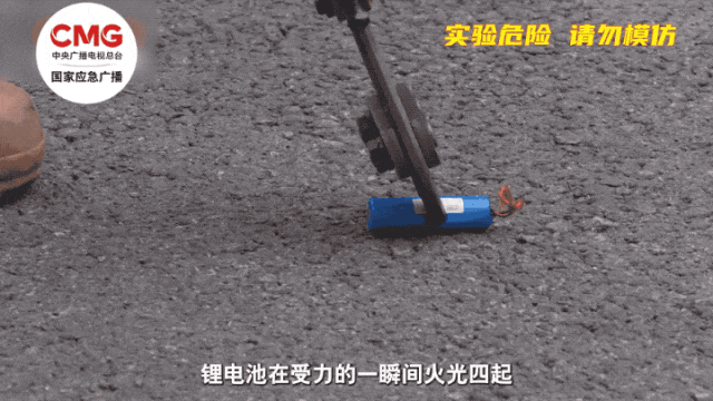 不充电也烧了！充电宝竟然引燃一学生校服……