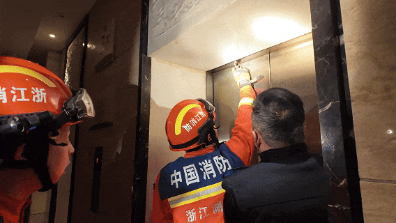 凌晨，公寓楼上演“电梯惊魂”！幕后黑手竟是一只老鼠！