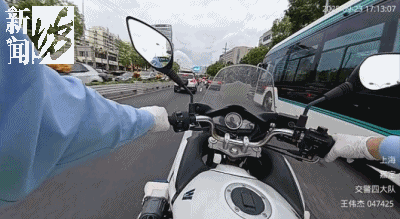事发上海晚高峰！汹涌车流中，一男子绝望跳车，直奔民警而去…
