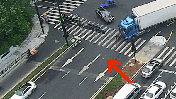 太惊险了！杭州交警这一喊，救回一命！假期出行请注意…