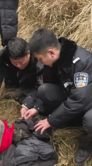 4岁走失女童找到后，参与救援的派出所所长哭了.....
