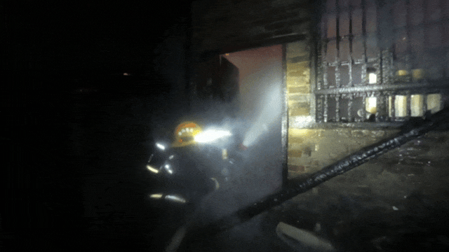 大火吞噬民房,约10万元家当“葬身火海”!这5个征兆点醒你 大火吞噬民房,约10万元家当“葬身火海”!这5个征兆点醒你