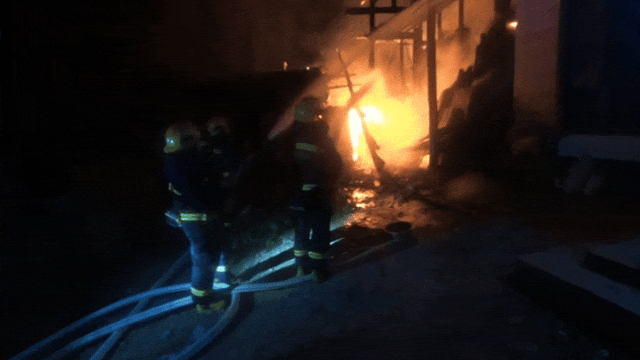 大火吞噬民房,约10万元家当“葬身火海”!这5个征兆点醒你 大火吞噬民房,约10万元家当“葬身火海”!这5个征兆点醒你