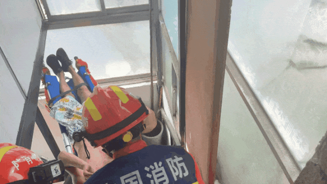 维修顶棚突遇“电老虎”，男子瞬间倒地不起！