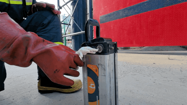 一瞬间手部被“烧熟”，手镯被电碎，只因忽视这个细节