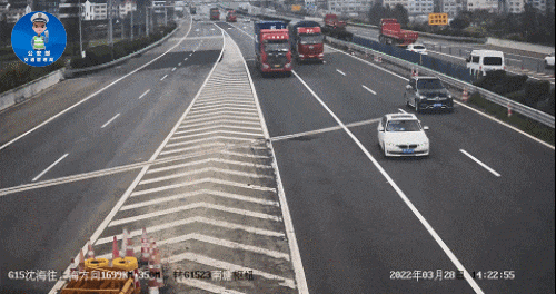 离谱！高速上停车，多辆车被逼停