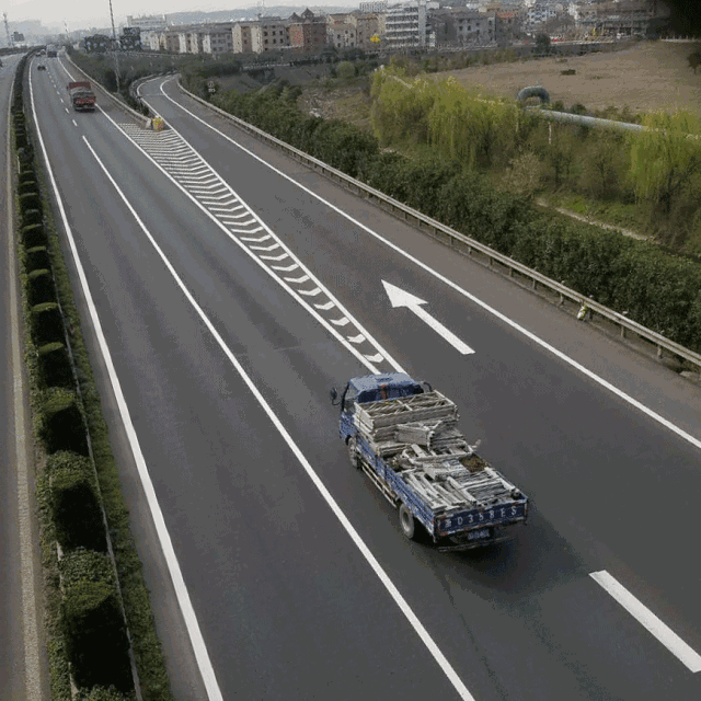 离谱！高速上停车，多辆车被逼停