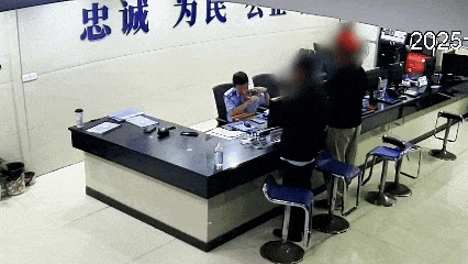 4名小学生买零食时,装有1万元现金的红包“从天而降”,小卖部老板也吓了一跳! 4名小学生买零食时,装有1万元现金的红包“从天而降”,小卖部老板也吓了一跳!