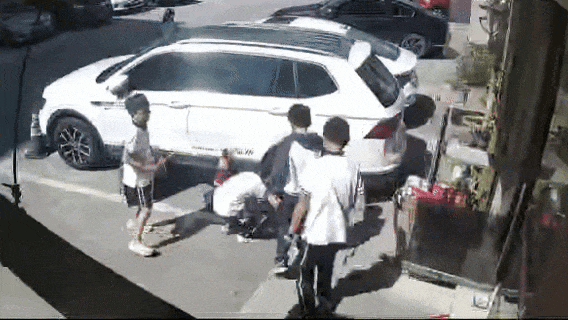 4名小学生买零食时,装有1万元现金的红包“从天而降”,小卖部老板也吓了一跳! 4名小学生买零食时,装有1万元现金的红包“从天而降”,小卖部老板也吓了一跳!