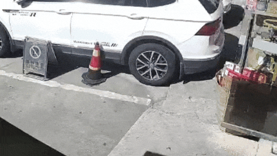 4名小学生买零食时,装有1万元现金的红包“从天而降”,小卖部老板也吓了一跳! 4名小学生买零食时,装有1万元现金的红包“从天而降”,小卖部老板也吓了一跳!