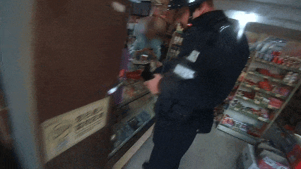 4名小学生买零食时,装有1万元现金的红包“从天而降”,小卖部老板也吓了一跳! 4名小学生买零食时,装有1万元现金的红包“从天而降”,小卖部老板也吓了一跳!