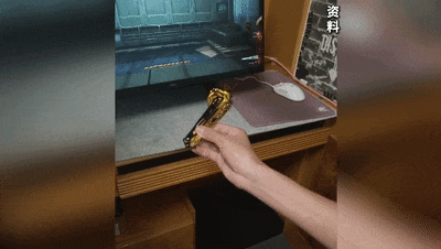 这种“蝴蝶刀”玩具正风靡校园,实测发现很危险! 这种“蝴蝶刀”玩具正风靡校园,实测发现很危险!