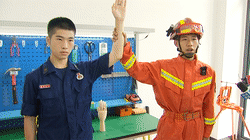 犯罪嫌疑人手戴禁品无法羁押,民警带他急奔消防队...... 犯罪嫌疑人手戴禁品无法羁押,民警带他急奔消防队......