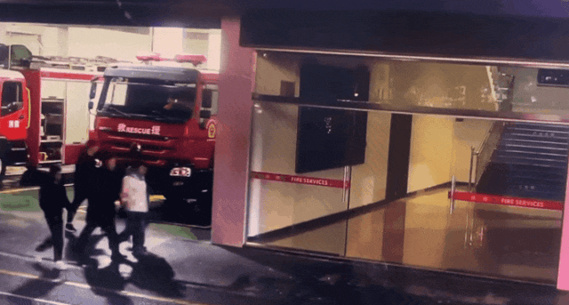 犯罪嫌疑人手戴禁品无法羁押,民警带他急奔消防队...... 犯罪嫌疑人手戴禁品无法羁押,民警带他急奔消防队......