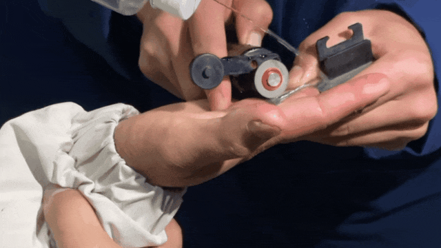 犯罪嫌疑人手戴禁品无法羁押,民警带他急奔消防队...... 犯罪嫌疑人手戴禁品无法羁押,民警带他急奔消防队......