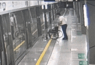 一次相遇42次陪伴！因为意外崴脚，他被杭州地铁暖到了：想不到有这样的服务