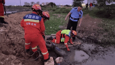 惊险！男子深陷淤泥“魔掌”近20小时