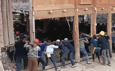 “搬完请全村吃饭!”上百人扛起6吨木屋,说走就走 “搬完请全村吃饭!”上百人扛起6吨木屋,说走就走
