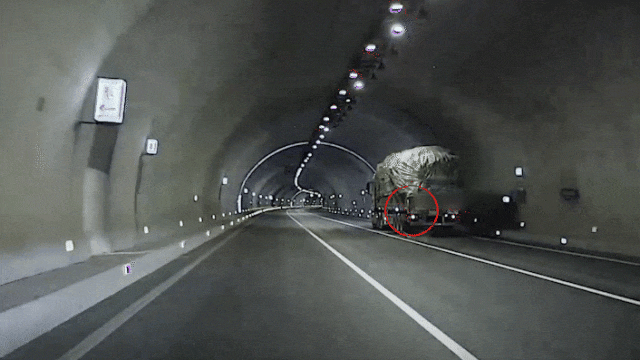 绝望!害怕!高速路上,一根废铁“飞来”直插副驾驶室…… 绝望!害怕!高速路上,一根废铁“飞来”直插副驾驶室……