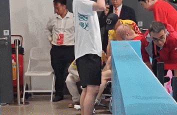 石宇奇跟腱受伤无奈退赛，更让人揪心的是：石宇奇坐轮椅离开赛场