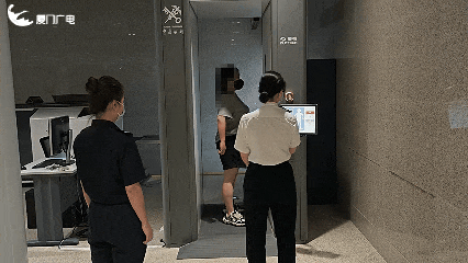 厦门海关查获!76枚!竟然夹藏在内衣中…… 厦门海关查获!76枚!竟然夹藏在内衣中……