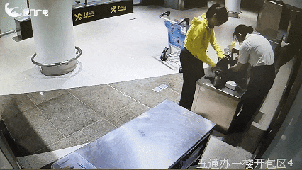 厦门海关查获!76枚!竟然夹藏在内衣中…… 厦门海关查获!76枚!竟然夹藏在内衣中……