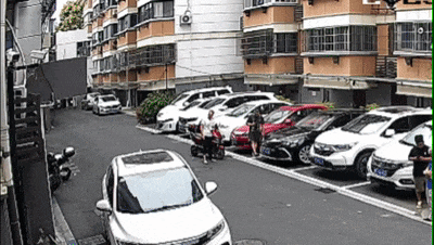 夫妻因两个包子激烈争吵，丈夫从6楼扔下30斤重行李箱，还让警方别来打扰