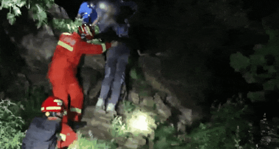 “我老公一直在这儿敲”！夫妻俩迷失深山，机智“敲”出生路