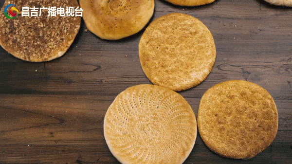 乘客带巨型馕上飞机，大到盖住空姐！众人帮塞行李箱