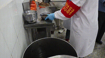 去食堂打菜,老师给了我一碗中药汤,“暖暖的,就是不太好咽下去” 去食堂打菜,老师给了我一碗中药汤,“暖暖的,就是不太好咽下去”