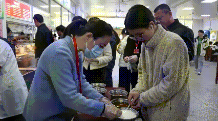 去食堂打菜,老师给了我一碗中药汤,“暖暖的,就是不太好咽下去” 去食堂打菜,老师给了我一碗中药汤,“暖暖的,就是不太好咽下去”