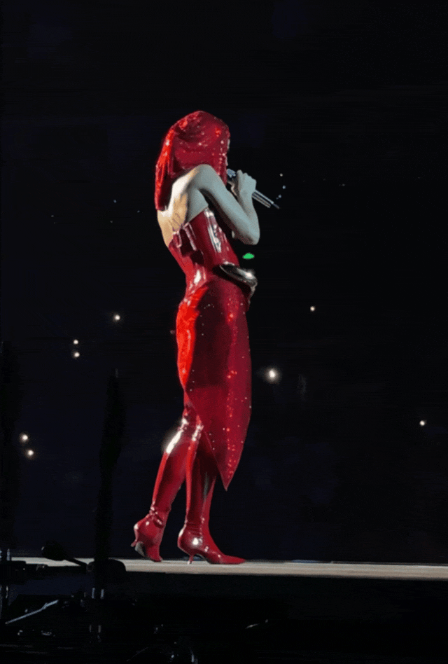 知名女歌手在上海迪士尼被偶遇，见证求婚！“一时不知道谁更幸福”