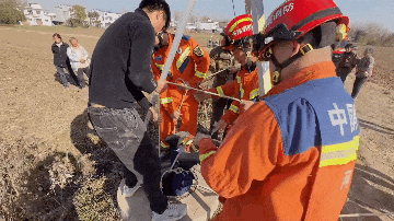 开饭时间妈妈迟迟未归！井边的衣服让家人大感不妙