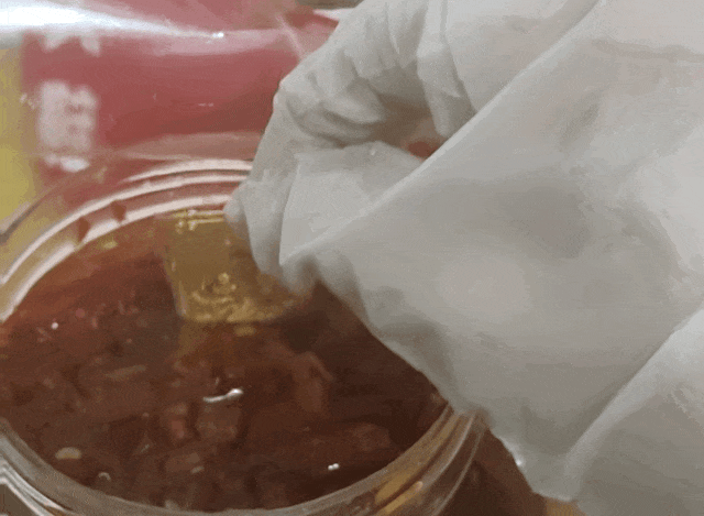女子深陷骗局 辣椒酱内藏30g黄金想瞒天过海